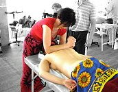 Havajská masáž sa prevádza hlavne predlaktiami rúk